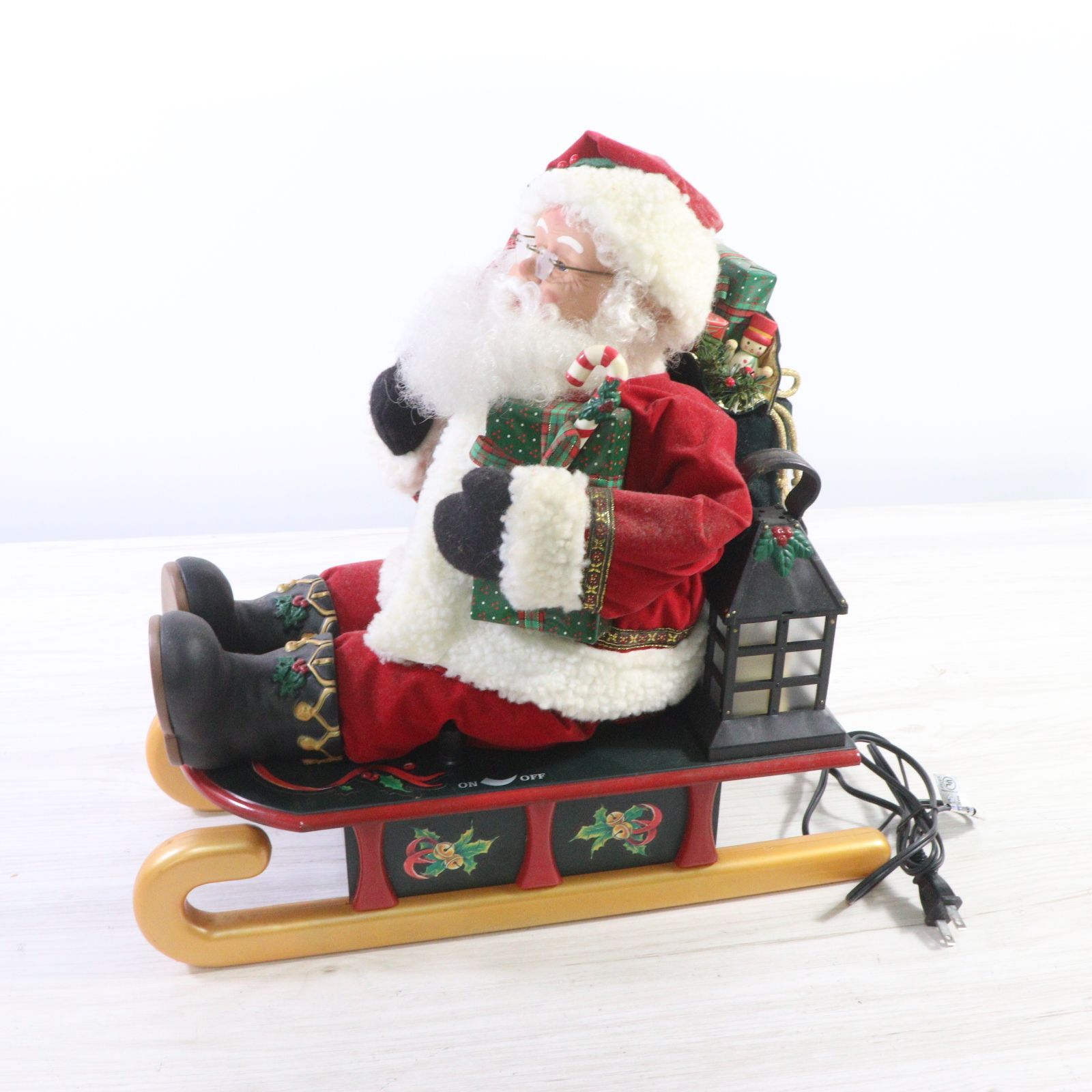 ト足】 HOLIDAY CREATIONS ANIMATED FIUGURE MUSICAL SANTA ON SLED
