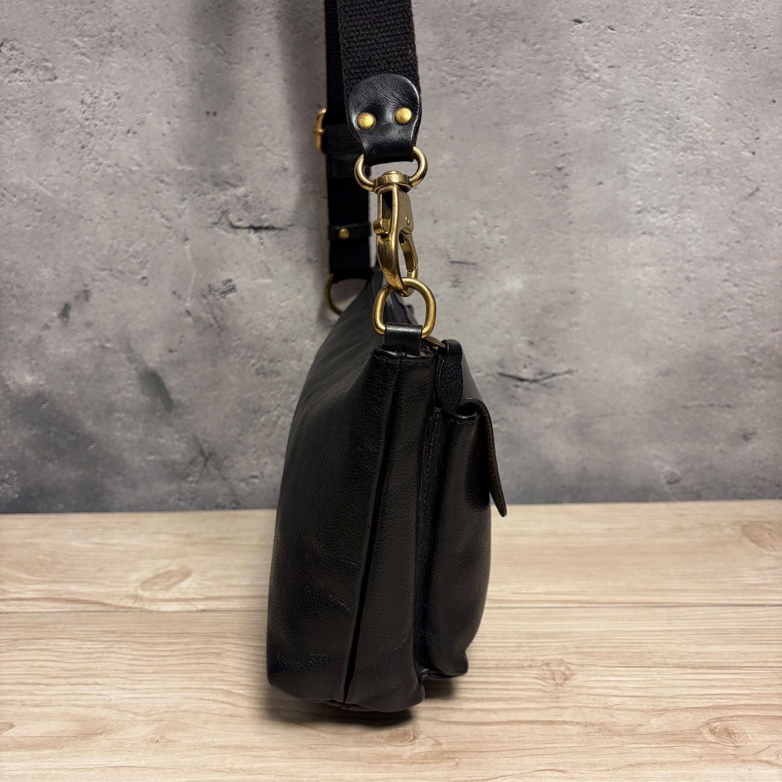 中古良品✨IL BISONTE イルビゾンテ レザーショルダーバッグ 黒✨ ✨IL BISONTE イルビゾンテ レザー 現行 定価82500円 ショルダーバッグ