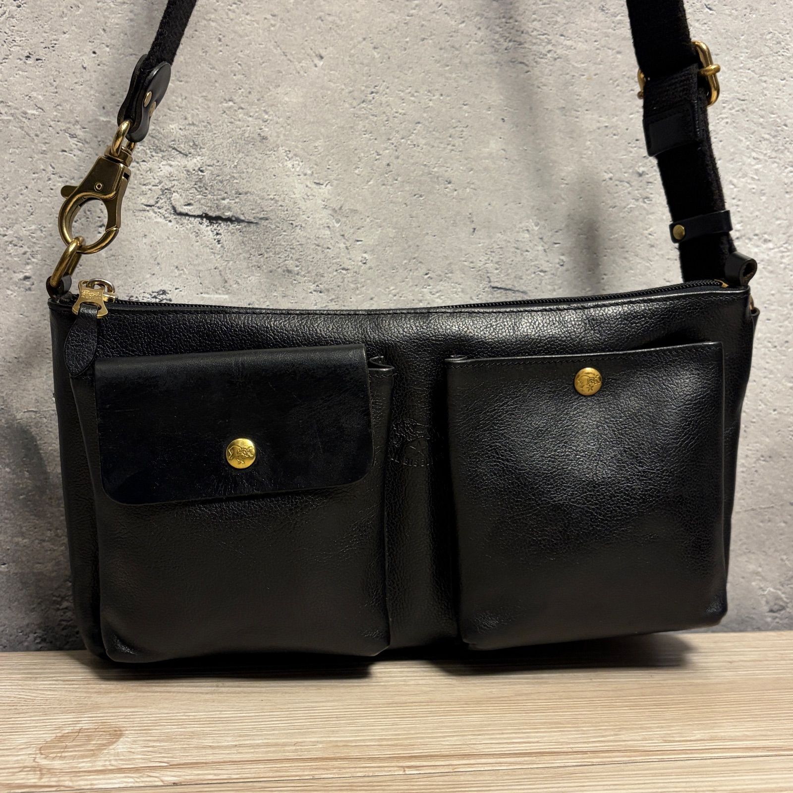 中古良品✨IL BISONTE イルビゾンテ レザーショルダーバッグ 黒✨ 中古・古着通販】IL BISONTE (イル ビゾンテ) レザーショルダーバッグ