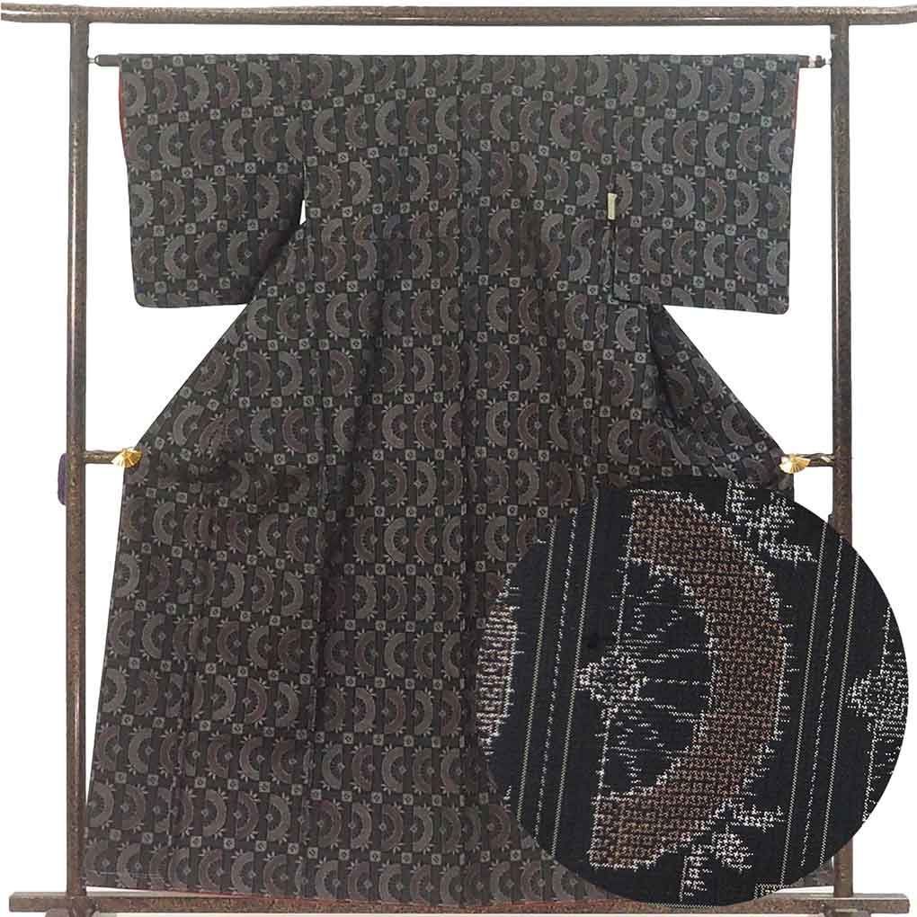 紬 身丈160 cm 裄63 前幅24.5 後幅30 袖丈49 袖幅32 レディース 袷 源氏車 裄Mサイズ 秋冬春用 正絹 シルク ブラック 村山大島 リメイク リユース リサイクル 呉服のきくや