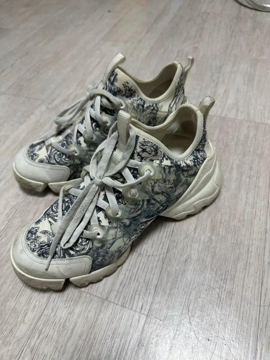 スニーカー トゥーイル