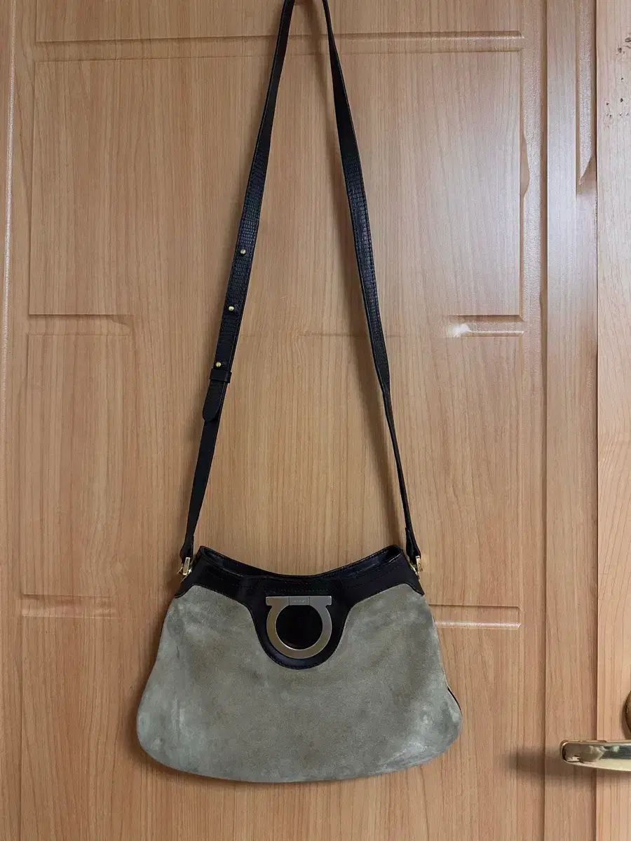 FERRAGAMO フェラガモ バッグ ミニ スウェード クロスバック