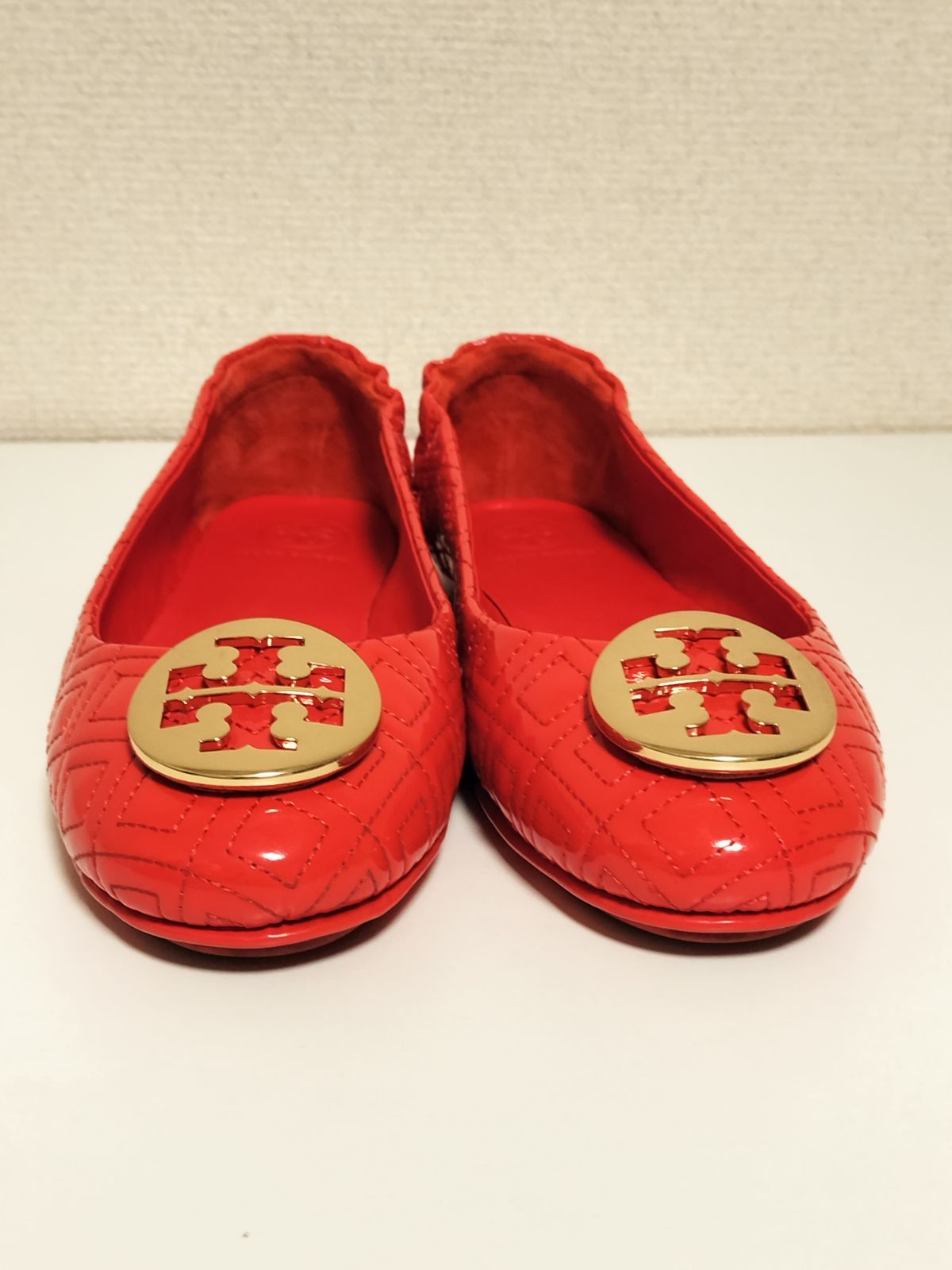 赤 フラットシューズ