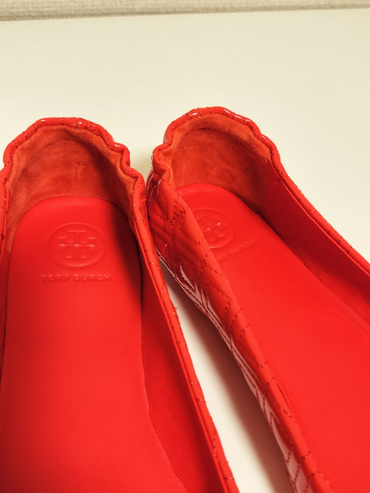  Tory Burch トリーバーチ 赤 フラットシューズ パンプス レッド パテントレザー バレエ ウィズ メタル ロゴ J 1828 フラットシューズ バレエシューズ パンプス