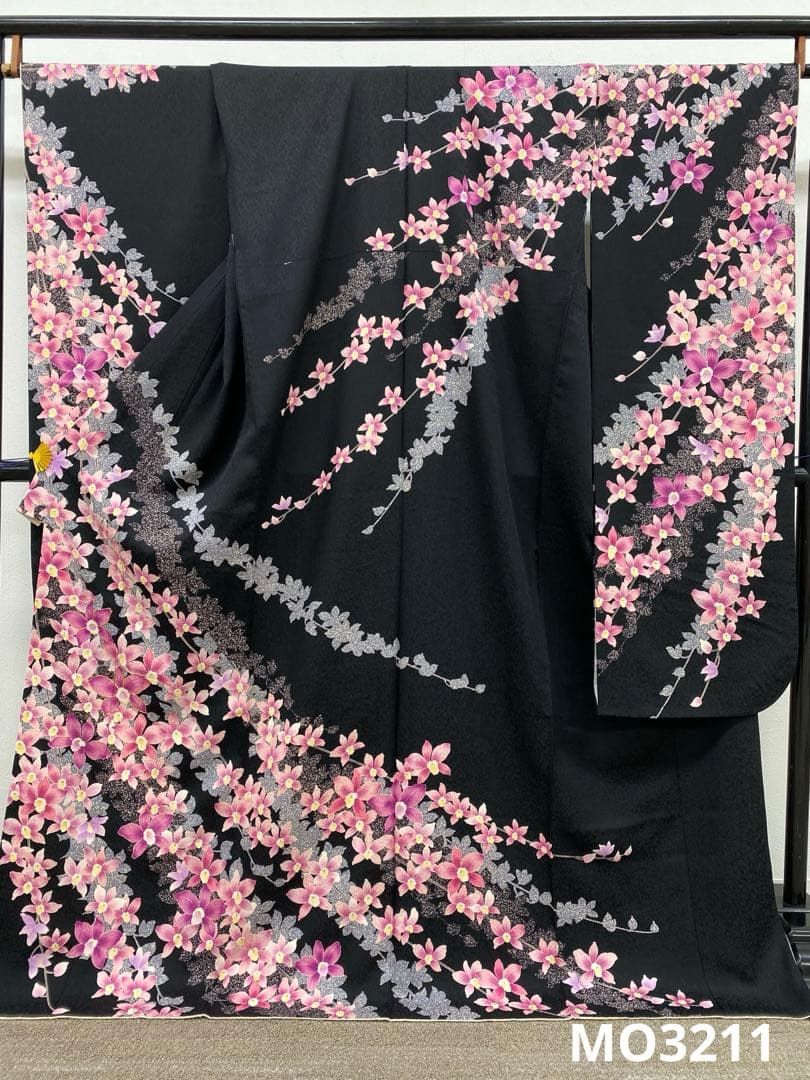 振袖 金駒 紋意匠 蘭 黒地 身丈170cm パールトーン加工済 MO3211