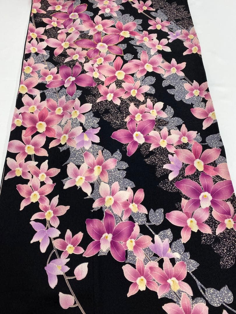 振袖 金駒 紋意匠 蘭 黒地 身丈170cm パールトーン加工済 MO3211