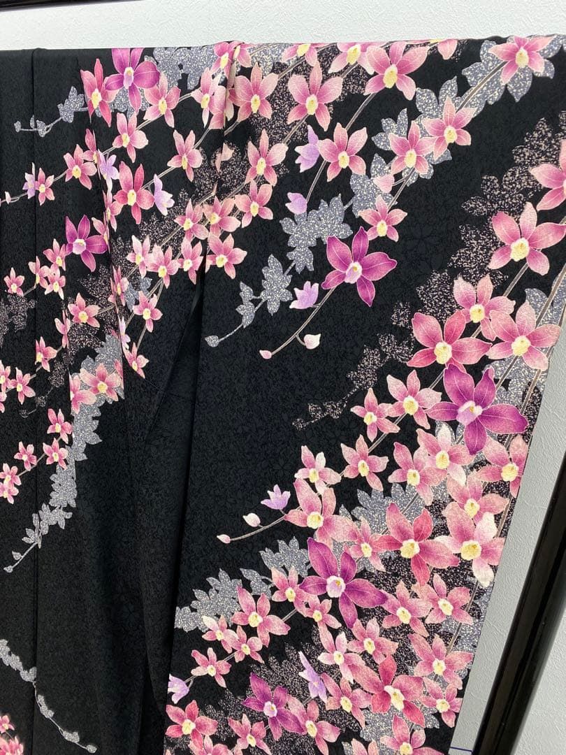 振袖 金駒 紋意匠 蘭 黒地 身丈170 cm パールトーン加工済 MO 3211