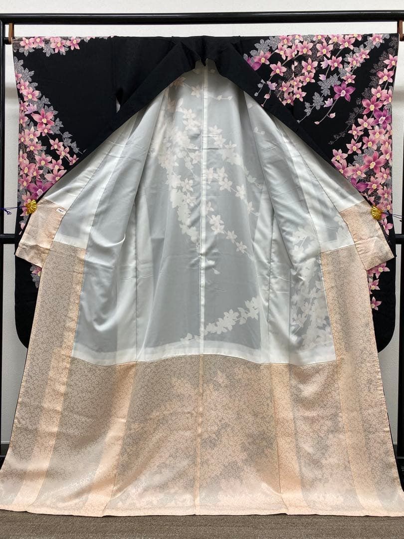 ブランド振袖 ANTEPRIMA 紋意匠 身丈170cm パールトーン加工済 振袖 金駒 紋意匠 蘭 黒地 身丈170cm パールトーン加工済 MO3211