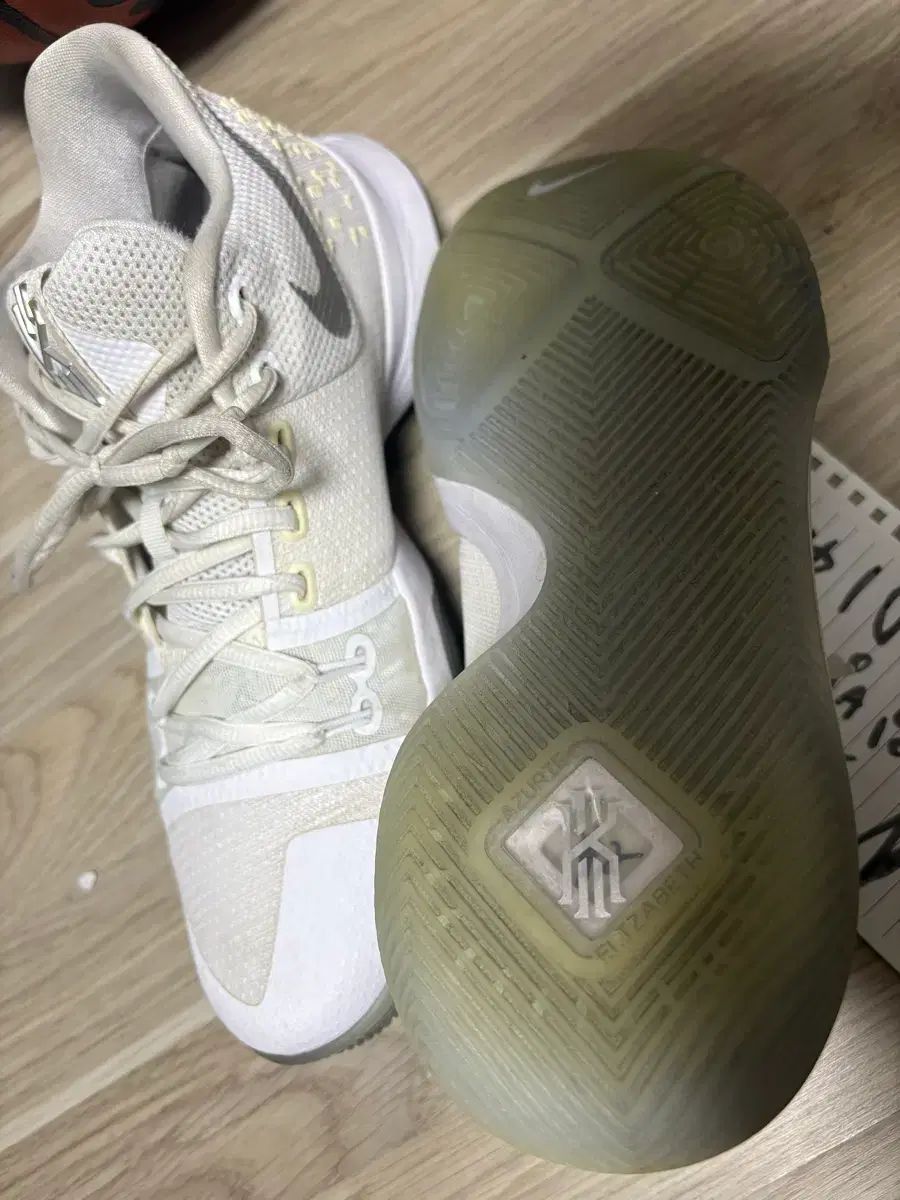 カイリー3 クロムホワイト