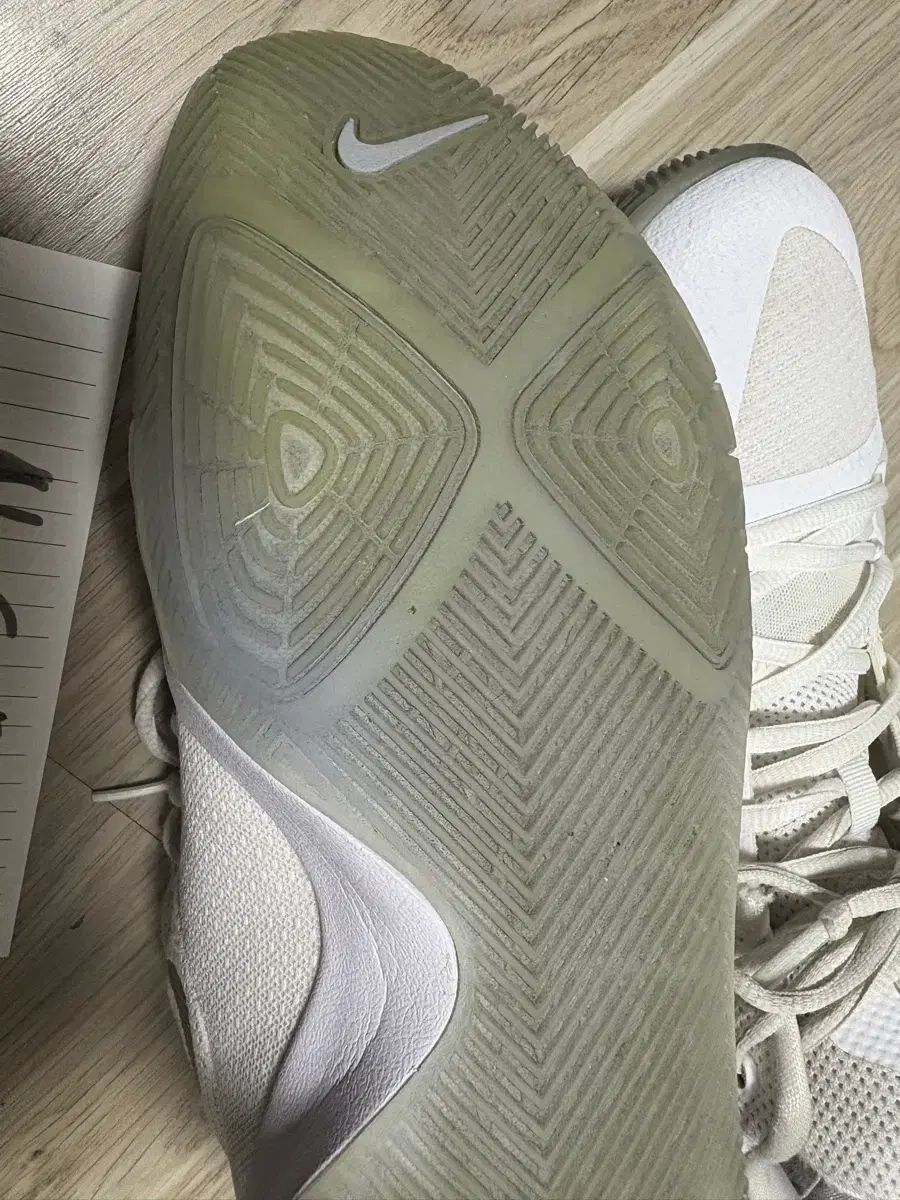 カイリー3 クロムホワイト 260