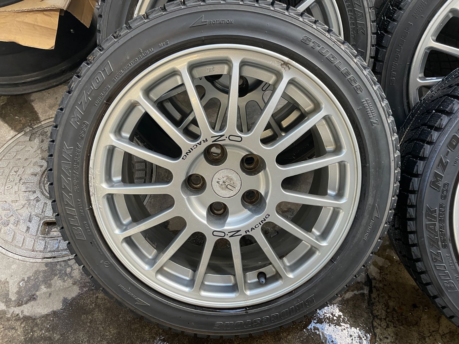 三菱 ランサーエボリューション OZ Racing 17インチ 7 5 J 38 PCD 114 3 H＆スタッドレス BLIZZAK MZ 01 225 45 R 17 品 菅81