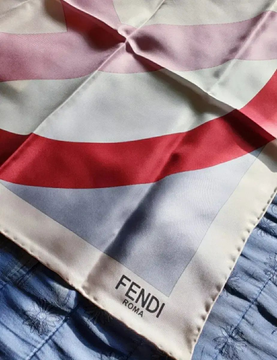 FENDI シルクスカーフ お値下げ15日迄 210.jpg