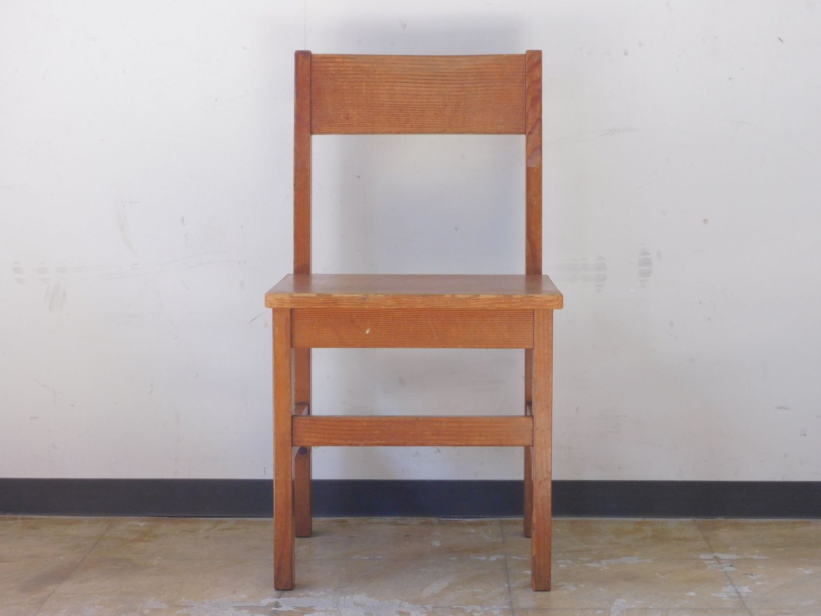 フラットな座面 ふるい木味の背凭れ椅子 ダイニングチェア HK-a-05727