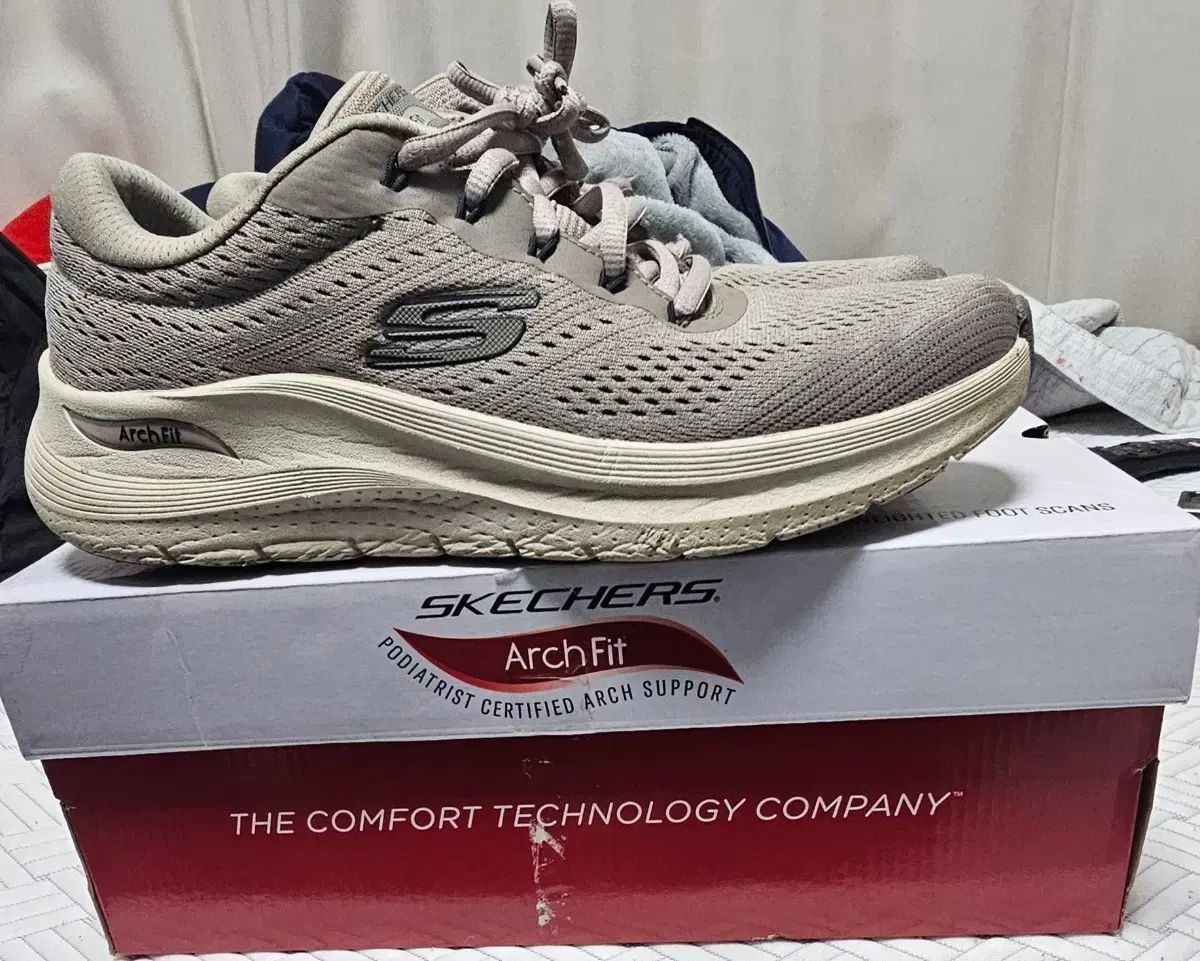 スケッチャーズ メンズ アーチ フィット 2 0 スニーカー ランニングシューズ ウォーキングシューズ 靴 カジュアルシューズ