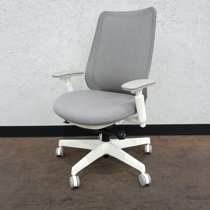オカムラ オフィスチェア 肘あり ポータム CF 81 XW F 1 K 製 グレー バック 背メッシュタイプ アジャストアーム デスクチェア チェア イス 椅子