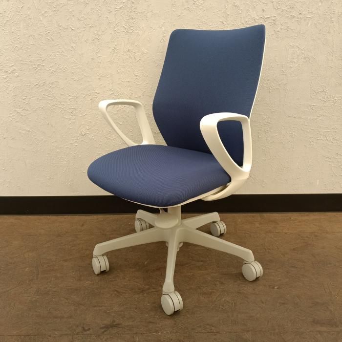 オカムラ オフィスチェア 肘あり CG M シージーエム 27 WR FZH 3 製 ブルー パッドタイプ デザインアーム ホワイトフレーム ナイロンキャスター デスクチェア チェア イス 椅子