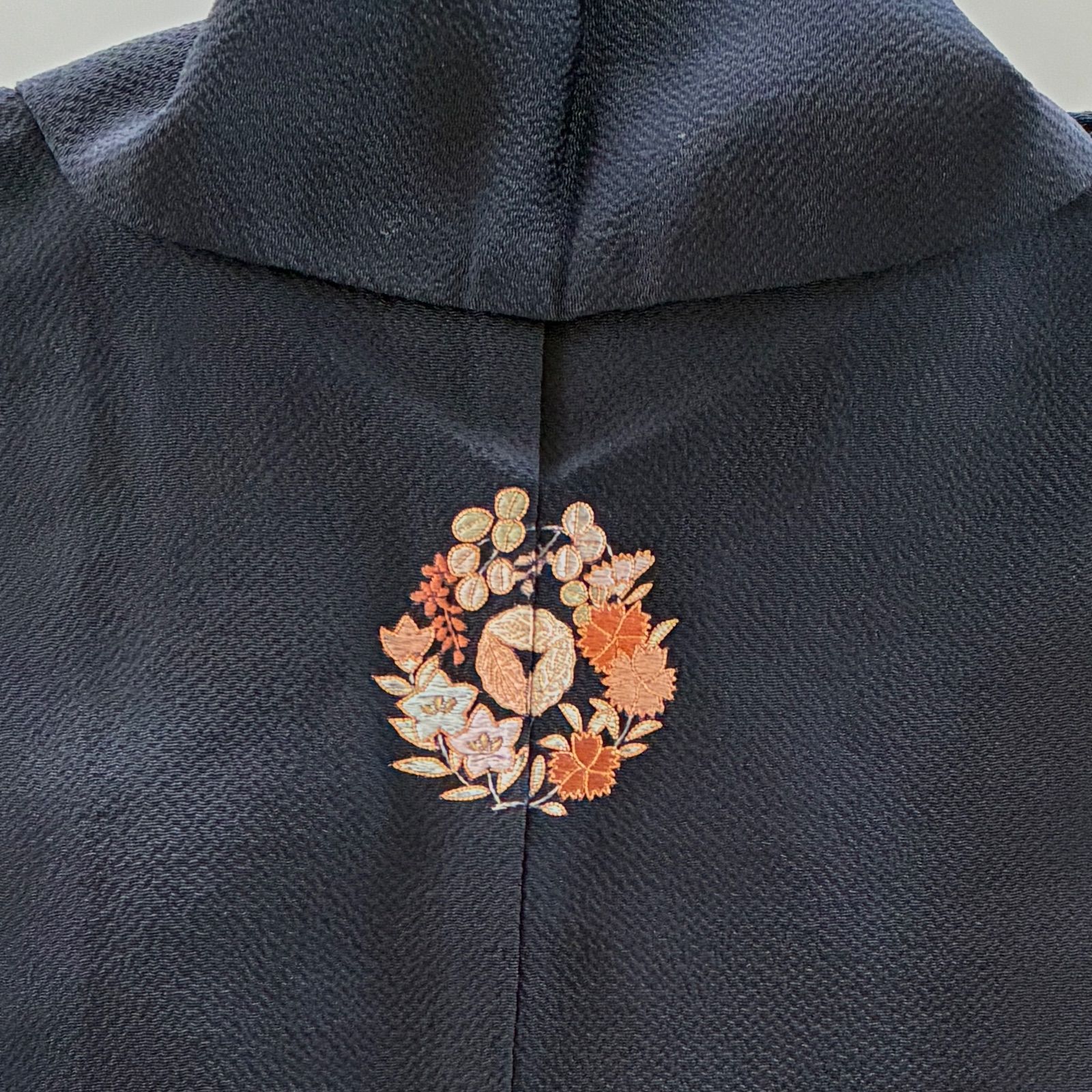  袷 黒ちりめん 色無地 裄長め 刺繍花の洒落紋 加賀紋 パーティ お正月 KあB 144 色無地 着物