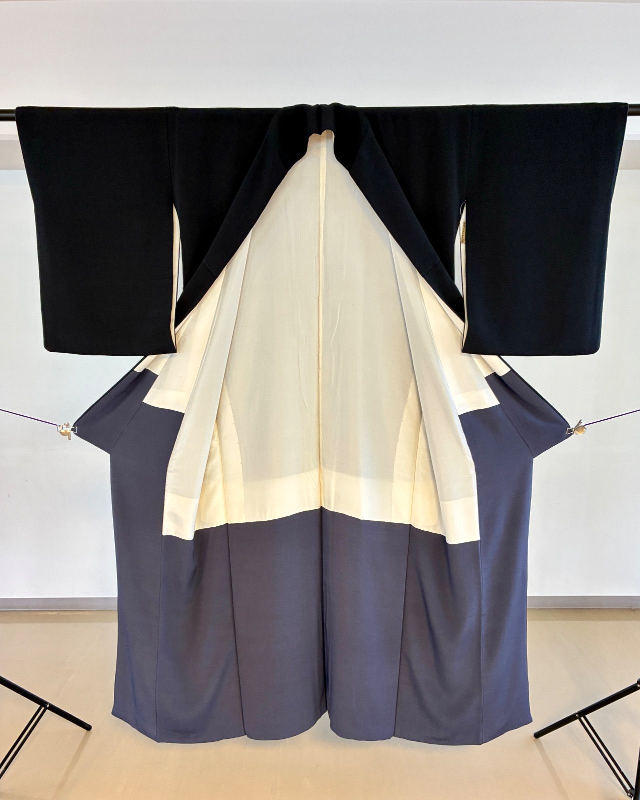 袷 黒ちりめん 色無地 裄長め 刺繍花の洒落紋 加賀紋 パーティ お正月 KあB 144