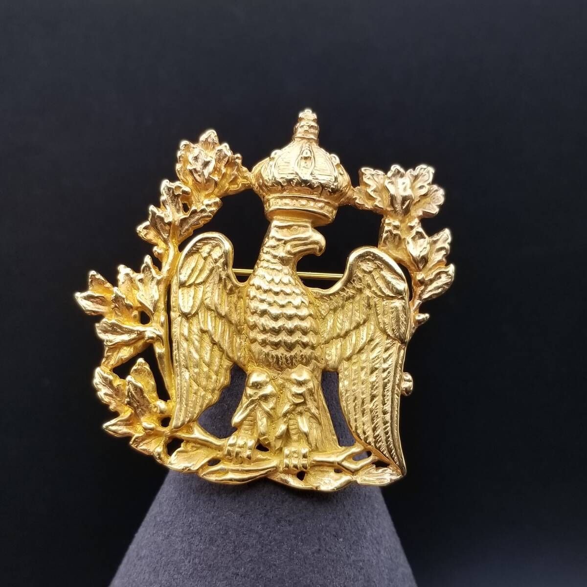 1989年 Metropolitan Museum of Art 大鷲と王冠 レリーフ ヴィンテージ ブローチ ゴールドトーン 大ぶり イーグル彫刻 MMA USA Y 17 W