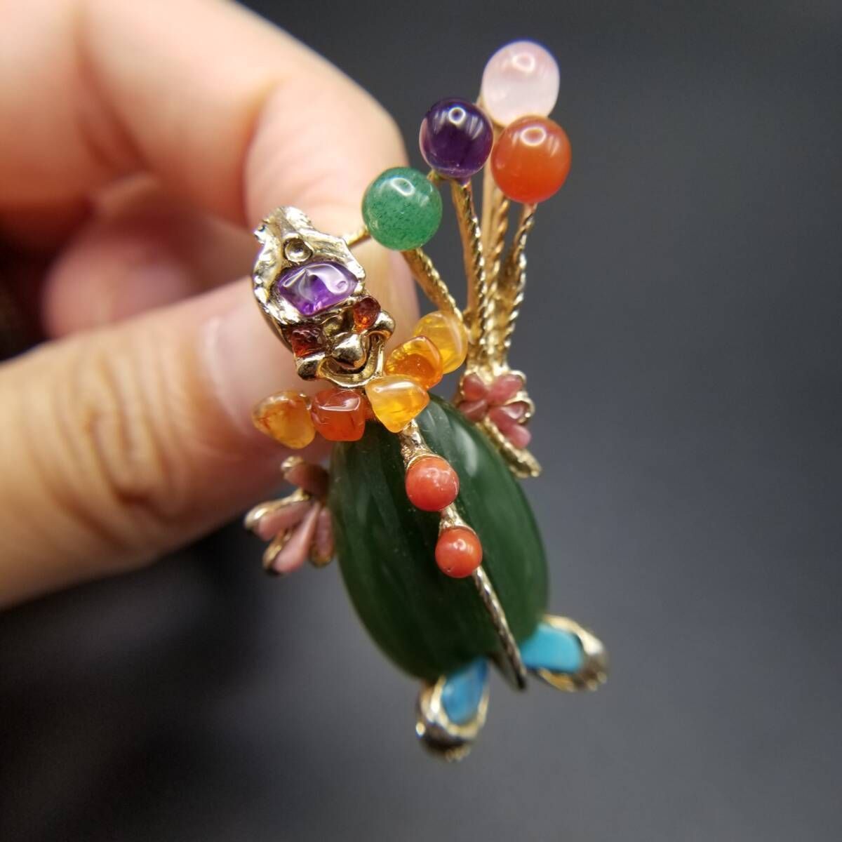  SWOBODA バルーンを持つピエロ マルチストーン ヴィンテージ ブローチ 天然石使用 翡翠 ターコイズ他 色鮮やかなジュエリー Y 18-C ブローチ コサージュ アクセサリー