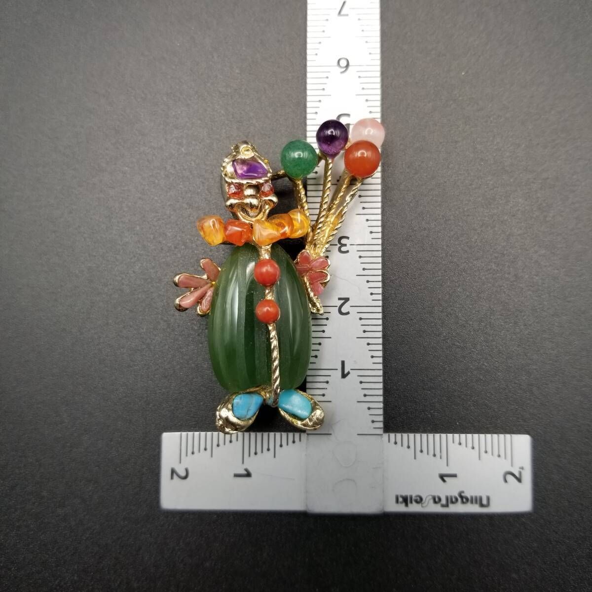 SWOBODA バルーンを持つピエロ マルチストーン ヴィンテージ ブローチ 天然石使用 翡翠 ターコイズ他 色鮮やかなジュエリー Y 18-C