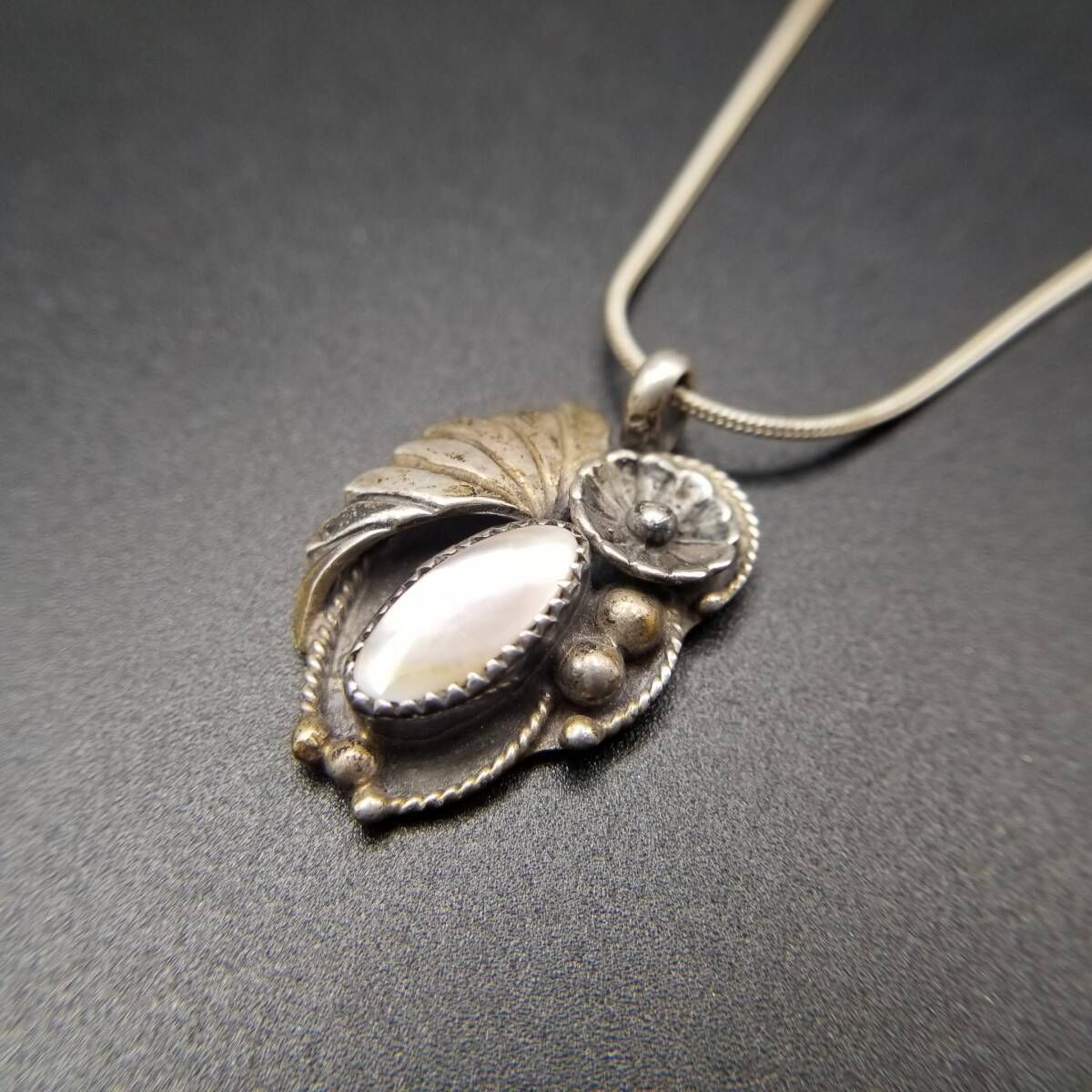 TAWA by CC 刻印 マザーオブパール 925 シルバー ヴィンテージ フローラル チャーム 銀細工 サウスウェスタンジュエリー ペンダント Y 18 H