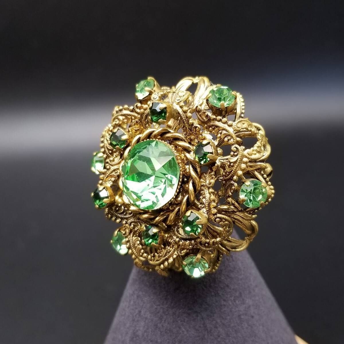 西ドイツ ヴィンテージ ヴィクトリアン ブローチ グリーンラインストーン 装飾 曲線美 クラシカル エレガント West Germany Y 18-A