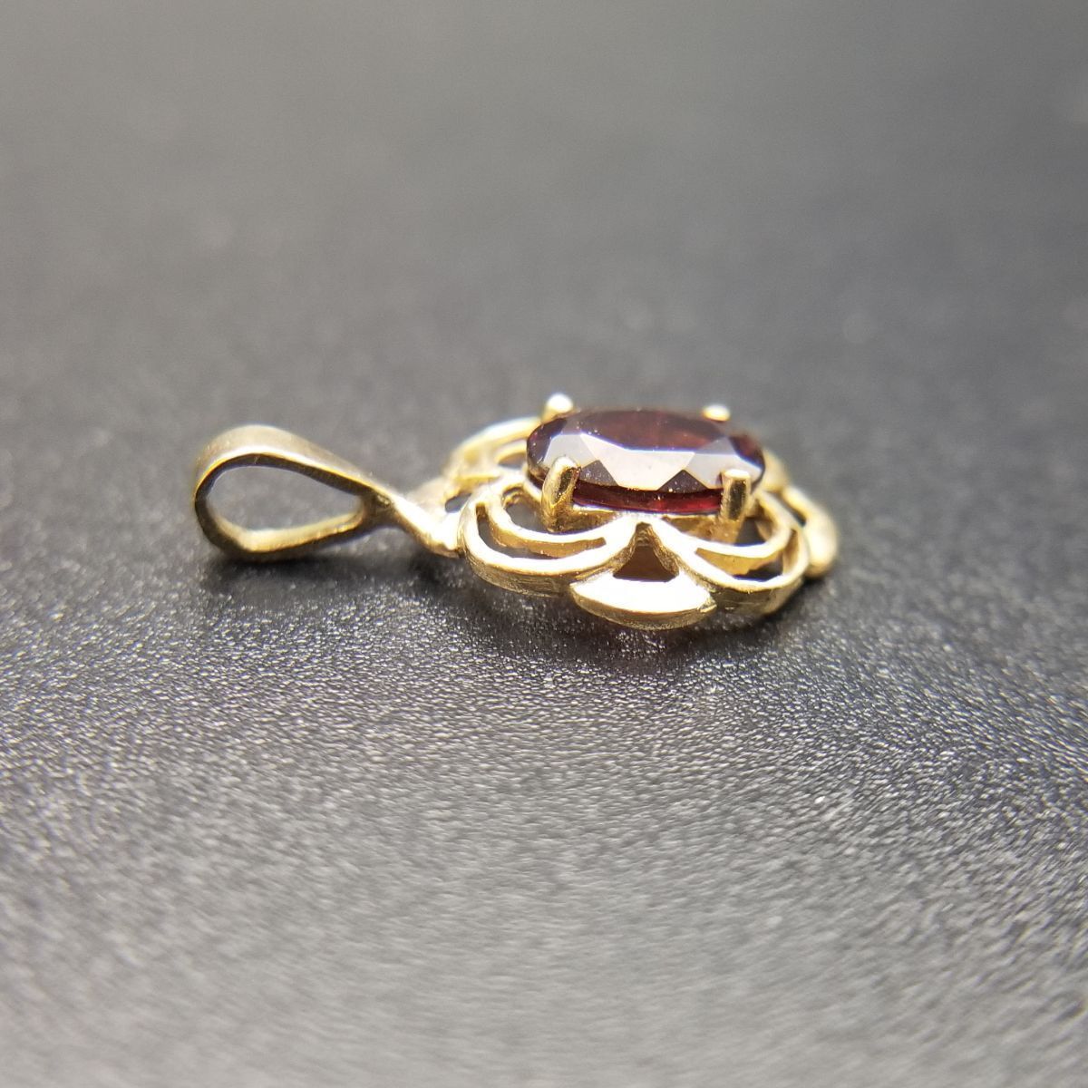  ヴィクトリアン ガーネット オーバルカット ヴィンテージ チャーム イエローゴールド 金張り フローラル ペンダントヘッド 上品 小ぶり ネックレス アクセサリー
