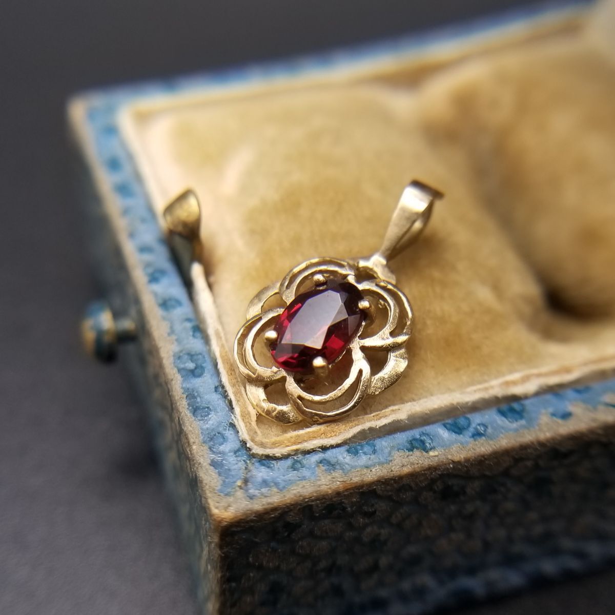 ヴィクトリアン ガーネット オーバルカット ヴィンテージ チャーム イエローゴールド 金張り フローラル ペンダントヘッド 上品 小ぶり