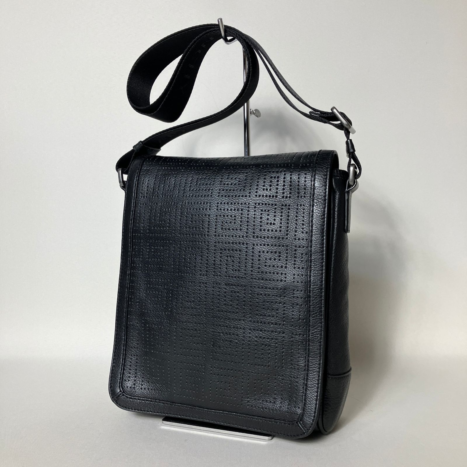 2511-250｜美品｜ジバンシィ ショルダーバッグ レザー ブラック 4Gロゴ