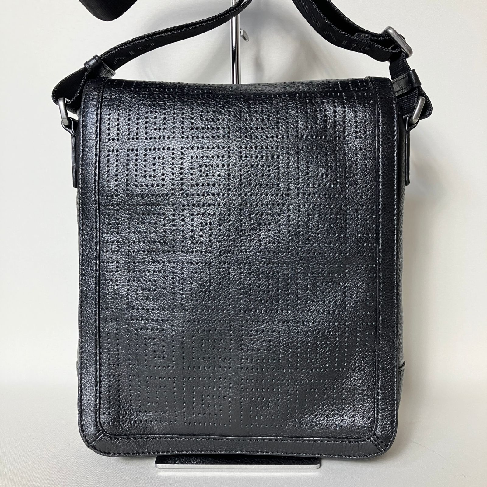 ジバンシィ 4G ロゴ レザー ショルダーバッグ ハンドバッグ ブラック 美品✨️ 希少 ジバンシー ショルダーバッグ ヴィンテージ レザー 4G