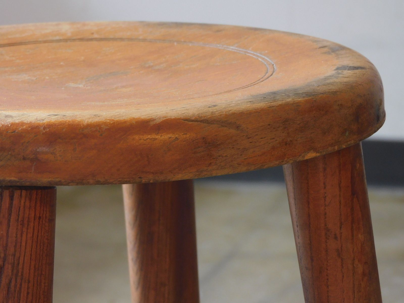 ふるい木味 一枚板座面 造りのいい丸椅子・スツール HK-a-05748 / 木製