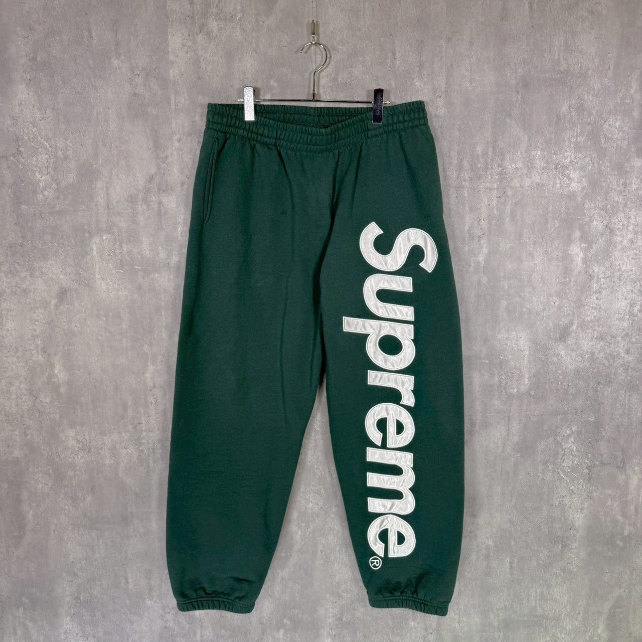 SUPREME』シュプリーム (L) サテンアップリケスウェットパンツ - メルカリ