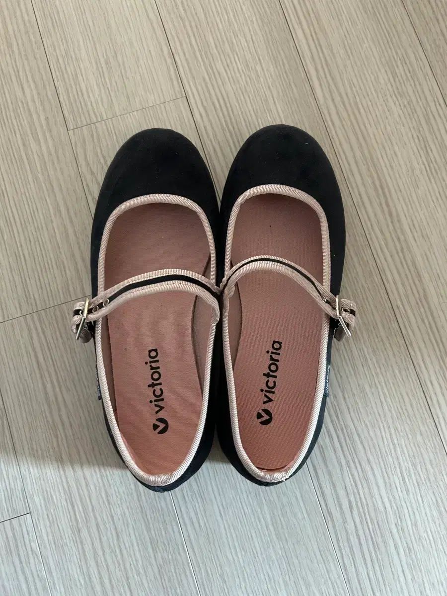 ヴィクトリア ブラック メリージェーン フラットシューズ