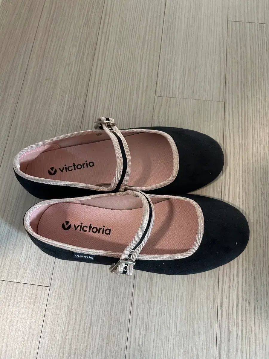 ヴィクトリア ブラック メリージェーン フラットシューズ