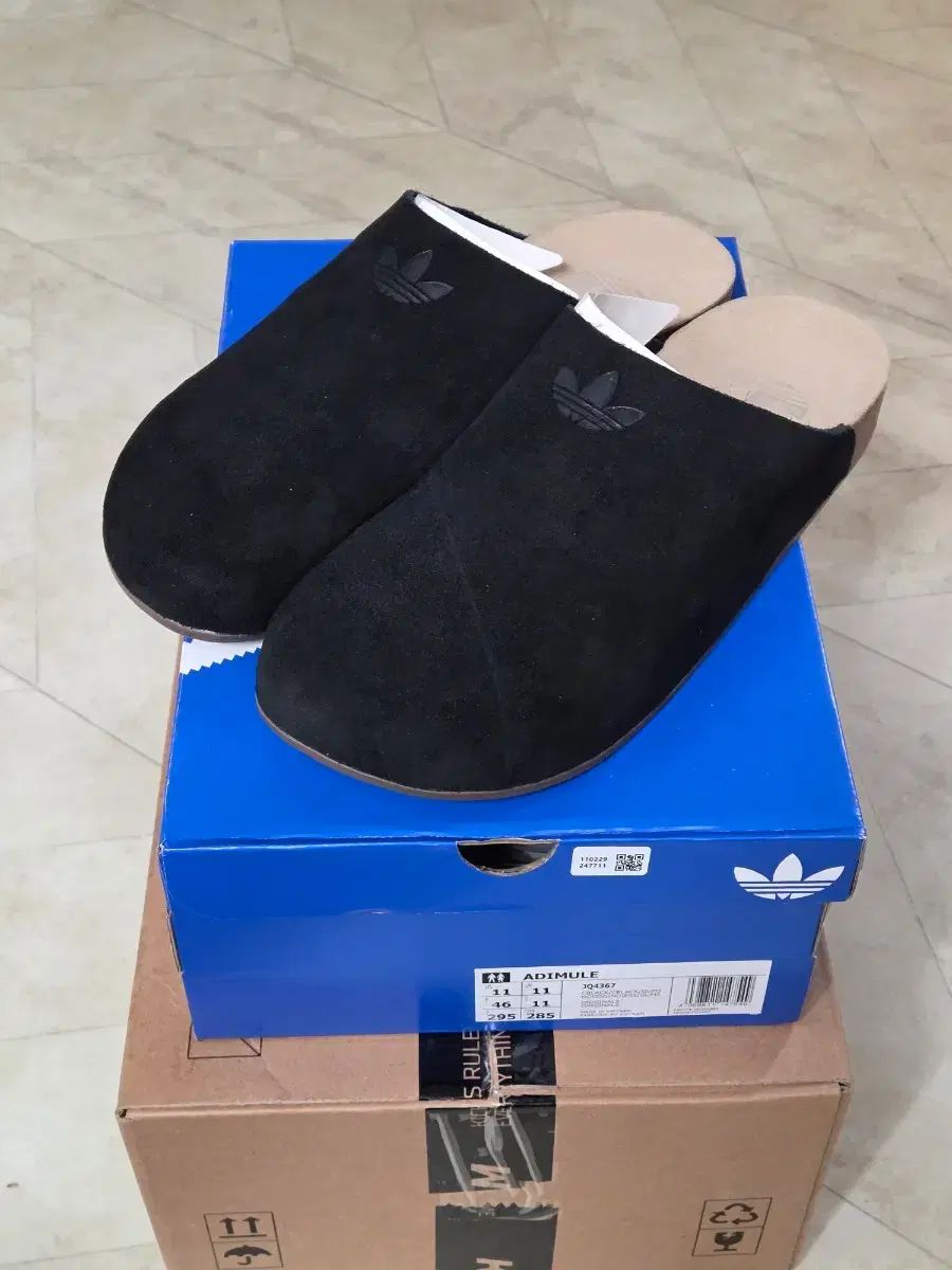 アディダス アディミュール スリッパ ブラック 285 mm