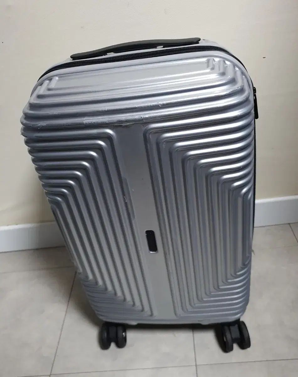 軽量 Sumdex 20インチ 拡張型 HARD キャリアー 機内用