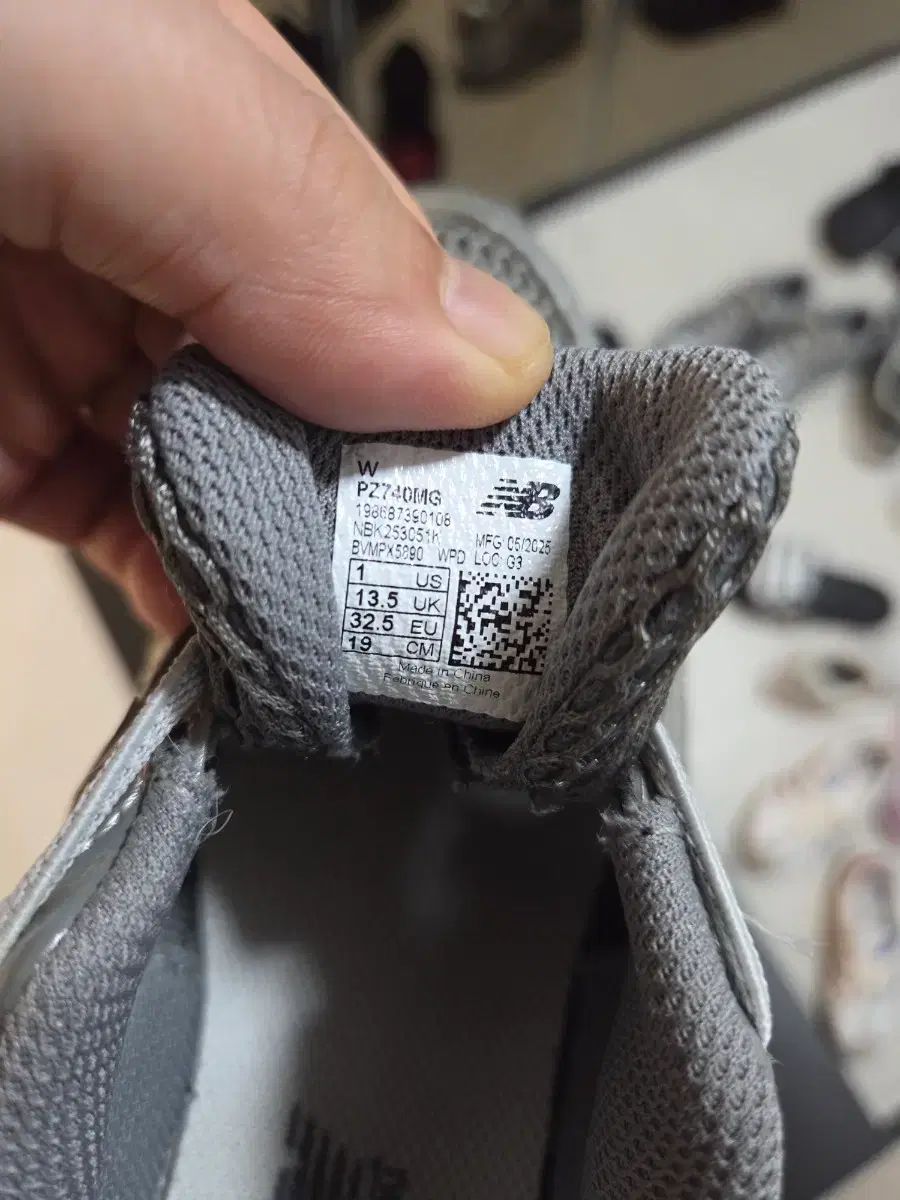  ニュー ンス キッズ シルバー ランニングシューズ 190 その他 キッズシューズ