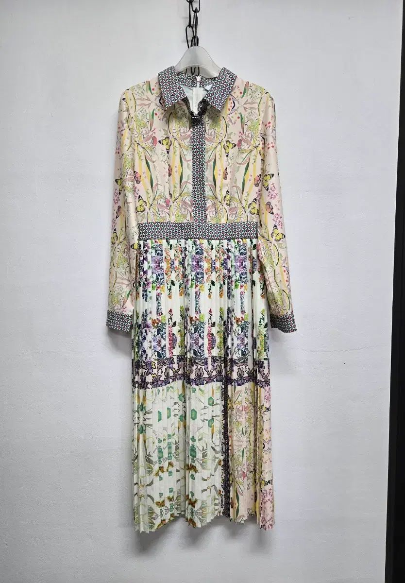 サテン SATIN ユニーク フラワー パータン カラ プリーツ ONE PIECE