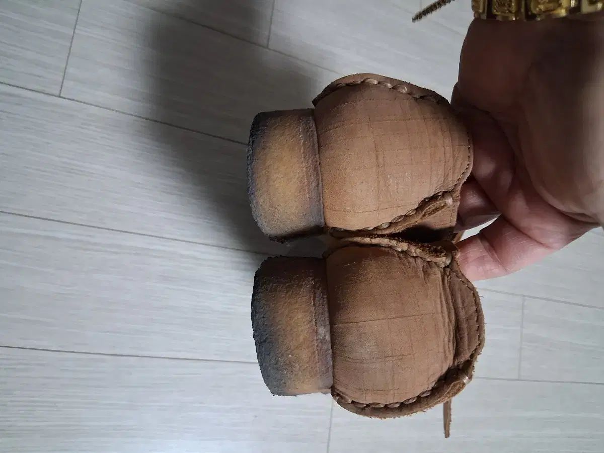 サンドベージュ