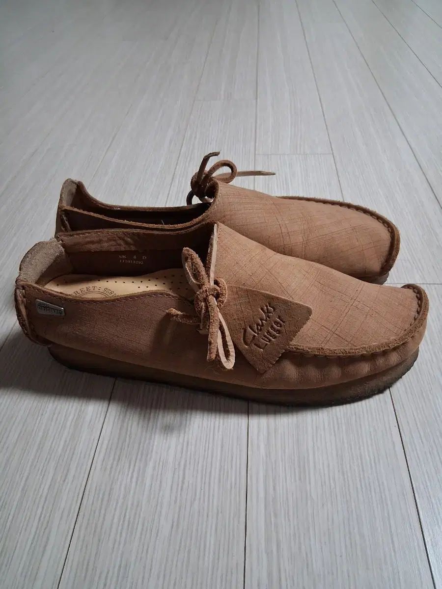 クラークス オリジナル モカシンシューズ サンドベージュ