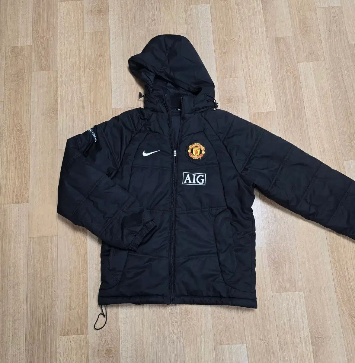 NIKE マンチェスターユナイテッド ダウンジャケット刺繍ロゴ　AIG NIKE マンチェスターユナイテッド 07/08 ジャケット AIG 00s