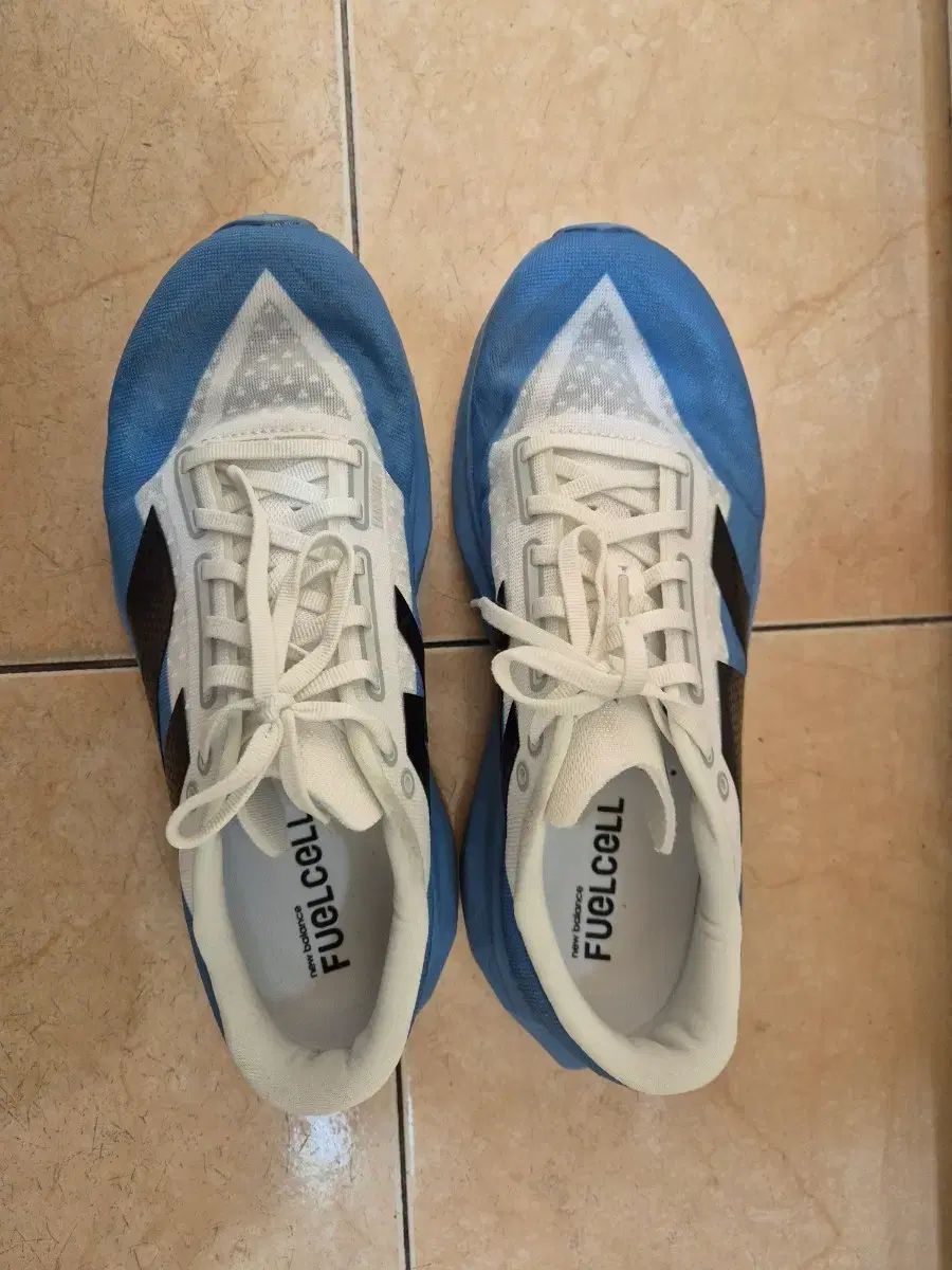 ニュー ンス ランニングシューズ 275