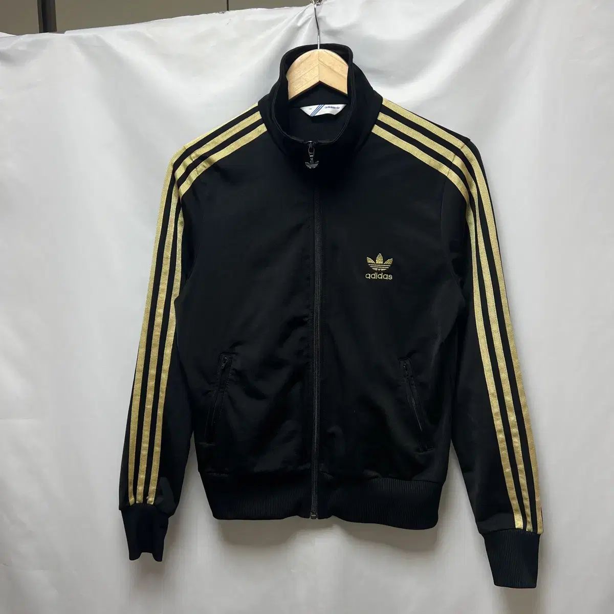 アディダス ファイヤーバード　ジャージ上下セット ブラック/ゴールド adidas アディダス トラックジャケット ジャージ ファイヤーバード