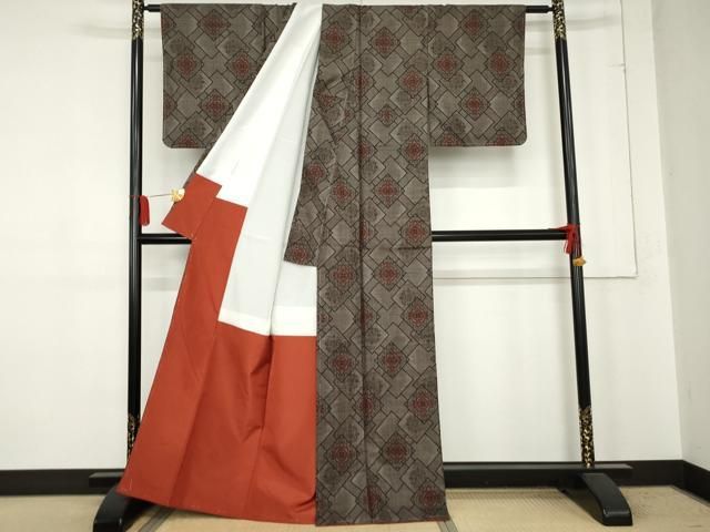 平和屋着物 本場大島紬 一元7マルキ 泥染め 正倉院菱重ね花文 正絹 cs