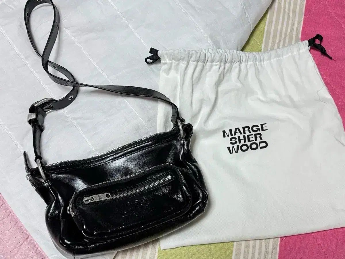 MARGESHERWOOD OUTPOCKET HOBO MINI_black glossy
