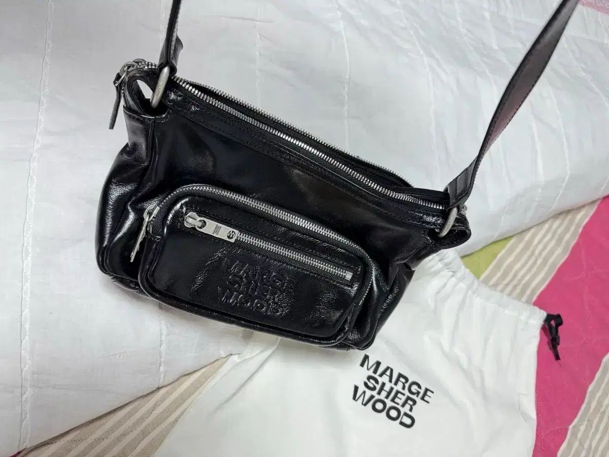 MARGESHERWOOD OUTPOCKET HOBO MINI_black glossy