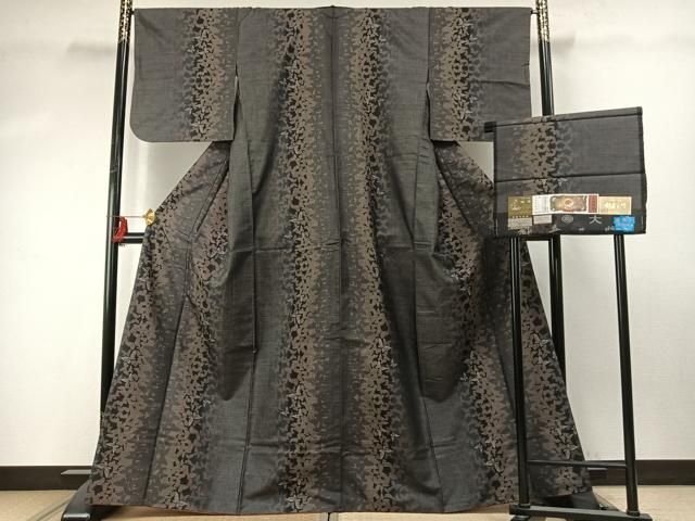 平和屋着物 都喜ヱ門 本場大島紬 カタス9マルキ 泥染 手織 舞蝶間道 藤絹織物謹製 証紙付き 正絹 fy