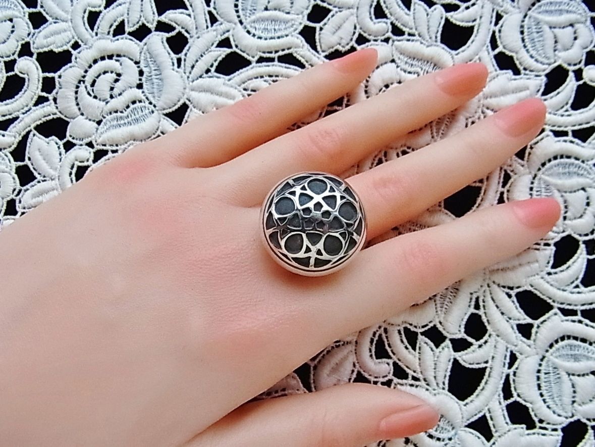 ゴシックリング 中世の模様を施したまさにゴシックリング フラン ボワイヤン 焰 ほのお エン くずし と呼ばれる模様です