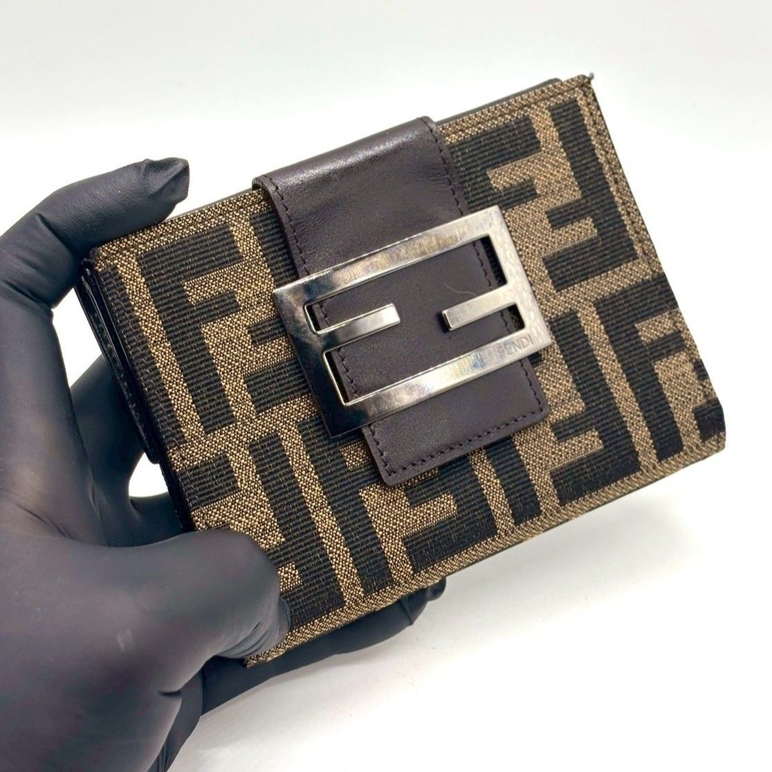 時代を超える象徴美】 FENDI フェンディ 二つ折り財布 ズッカ柄